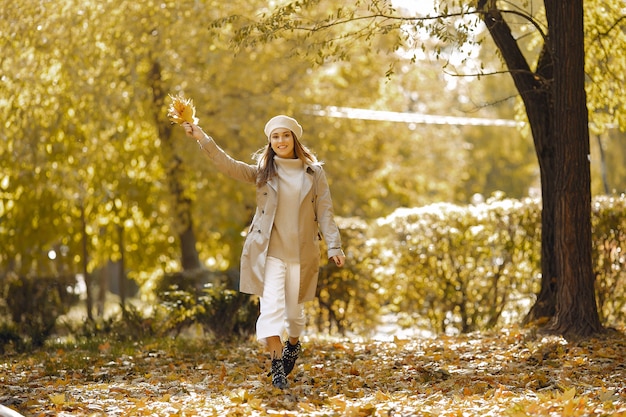 Menina elegante e elegante em um parque de outono