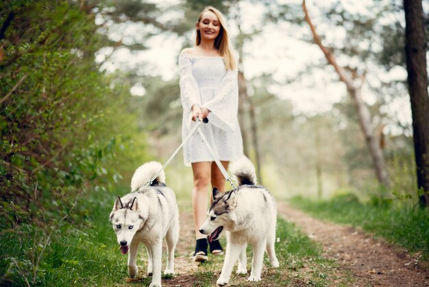 Menina elegante e elegante em um parque de primavera