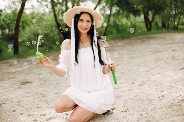 Menina elegante e elegante em um parque de primavera