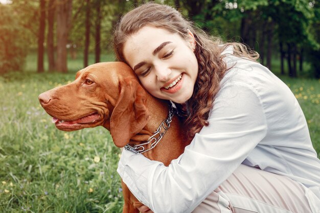 Menina elegante e elegante em um parque de primavera