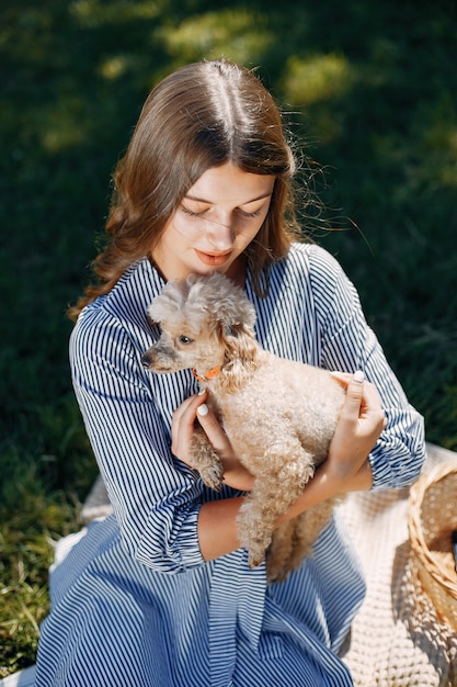 Menina elegante e elegante em um parque primavera