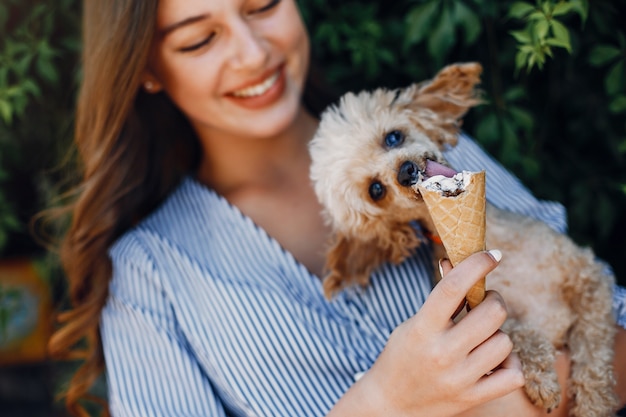 Menina elegante e elegante em um parque primavera