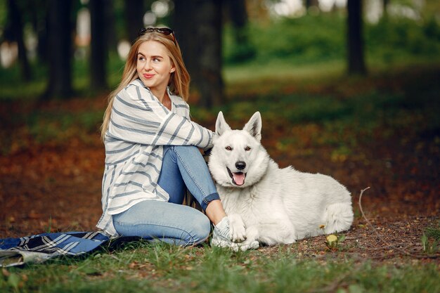 Menina elegante e elegante em uma floresta