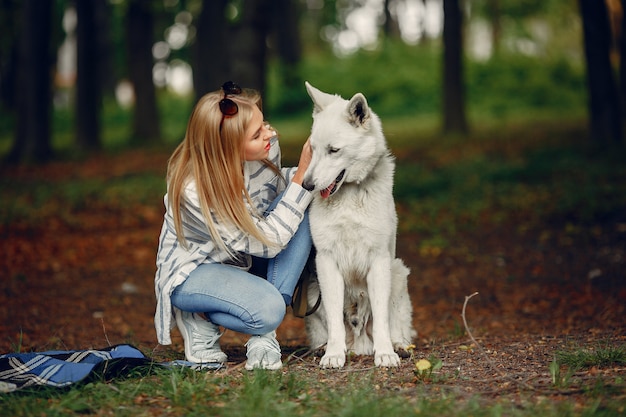 Menina elegante e elegante em uma floresta