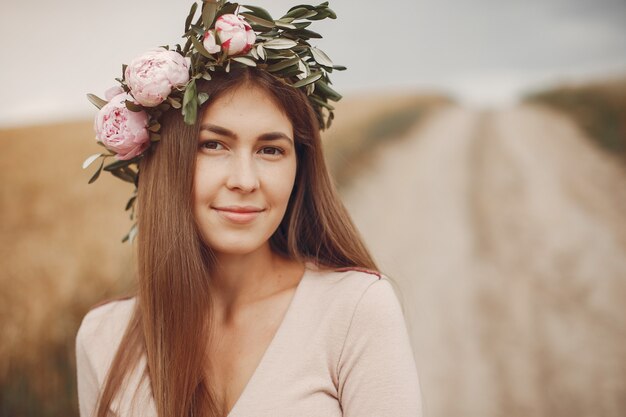 Menina elegante e moderna em um campo de verão