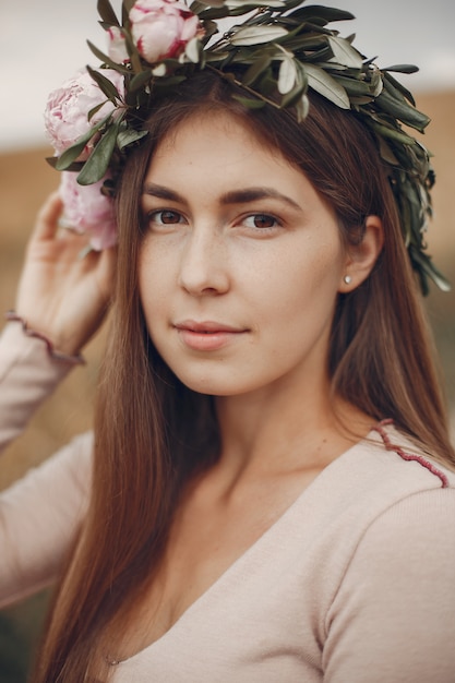 Menina elegante e moderna em um campo de verão