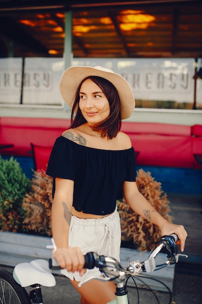 Foto grátis menina elegante em pé em uma cidade de verão