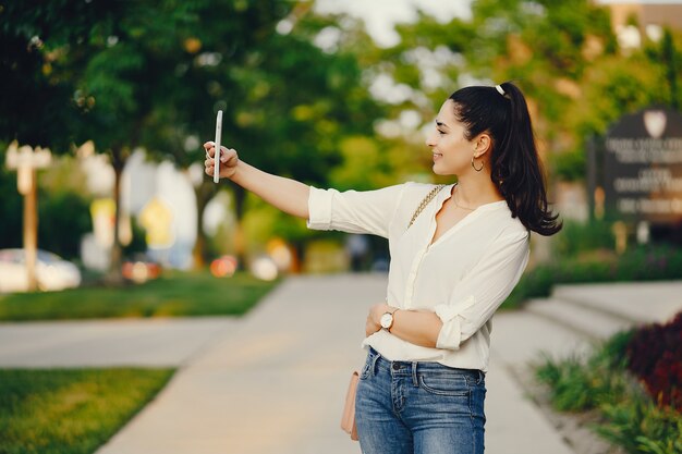 menina elegante em uma cidade