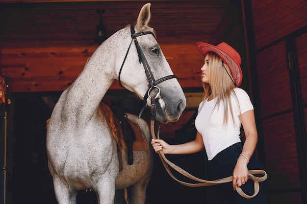 Foto grátis menina elegante em uma fazenda com um cavalo