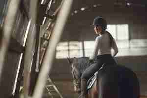 Foto grátis menina elegante em uma fazenda com um cavalo