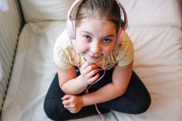 Foto grátis menina, em, fones, olhando câmera