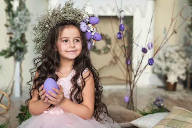 Foto grátis menina, em, grinalda flor, com, ovo páscoa