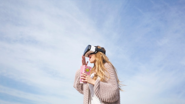 Foto grátis menina em óculos vr no céu azul