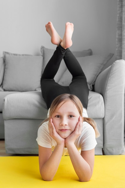 Foto grátis menina em posição