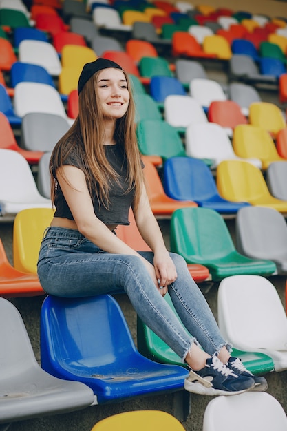 Menina em um estádio