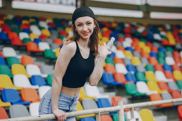 Menina em um estádio