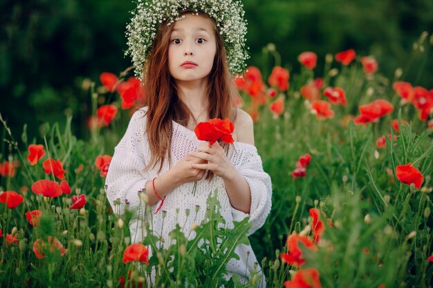 Menina em um jardim