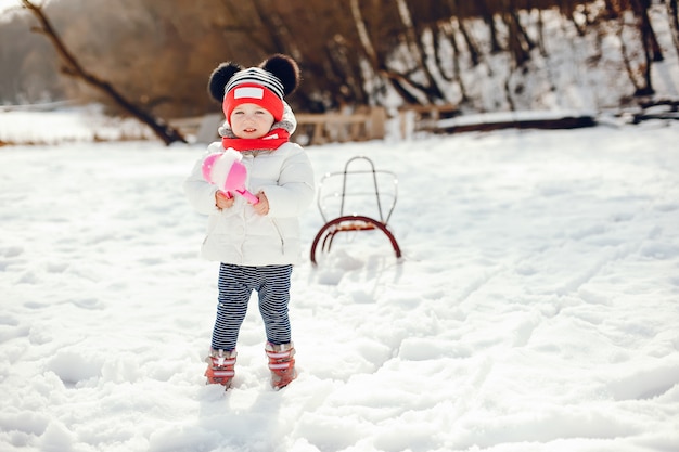 Menina em um parque de inverno