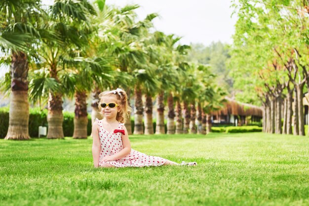 Menina em um parque perto de árvores.