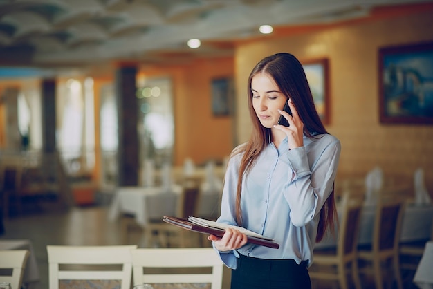 Menina em um restaurante