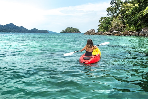 menina em uma canoa