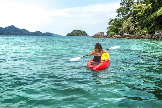 menina em uma canoa