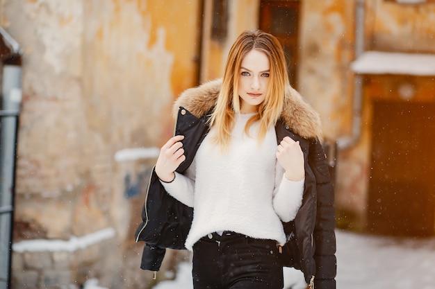 Menina em uma cidade de inverno