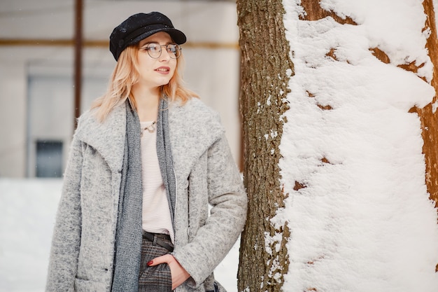 Menina em uma cidade de inverno