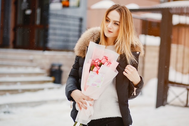 Menina em uma cidade de inverno