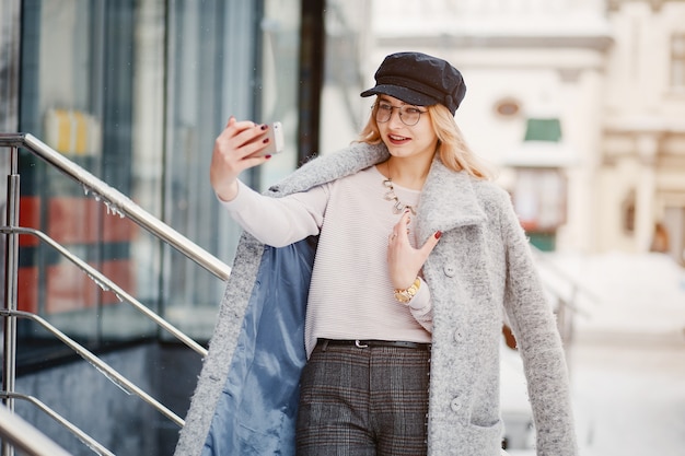 Menina em uma cidade de inverno