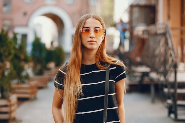 Menina em uma cidade