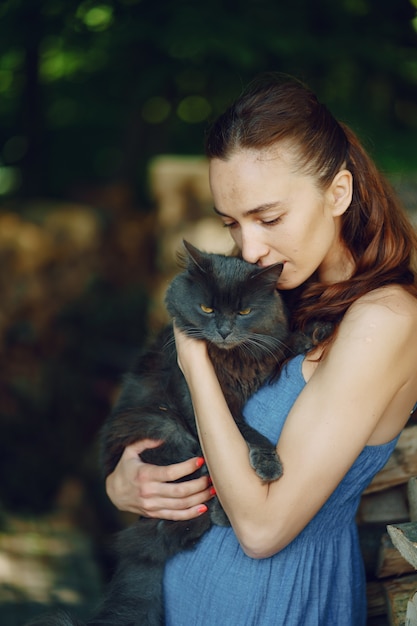 Foto grátis menina em uma floresta