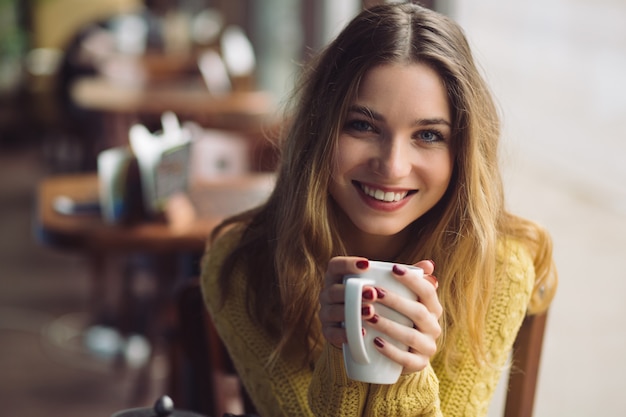 Foto grátis menina encantadora, bebendo cappuccino