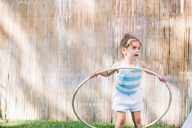 Foto grátis menina encantadora com aro de hula