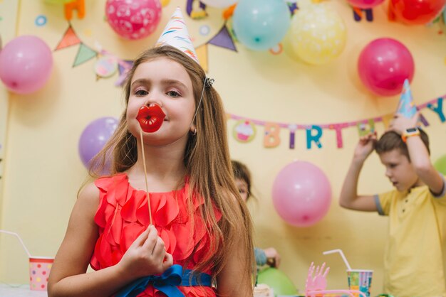 Menina encantadora com lábios de papel