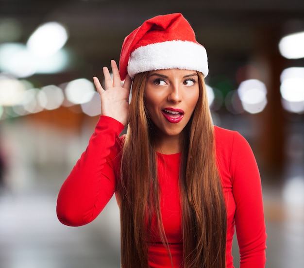 Menina engraçada com o chapéu do Natal