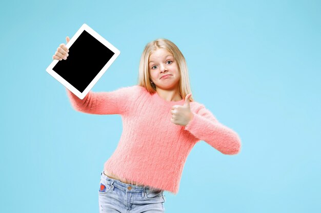 Menina engraçada com tablet no espaço azul