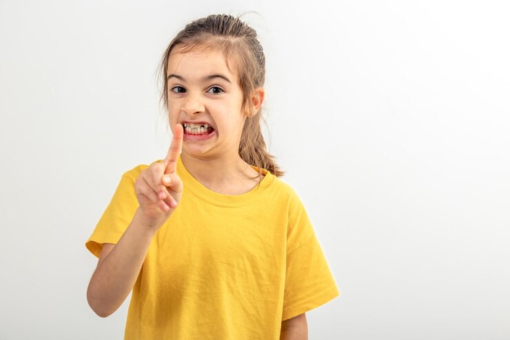 Foto grátis menina engraçada em branco isolado fazer gesto levanta o dedo veio para cima