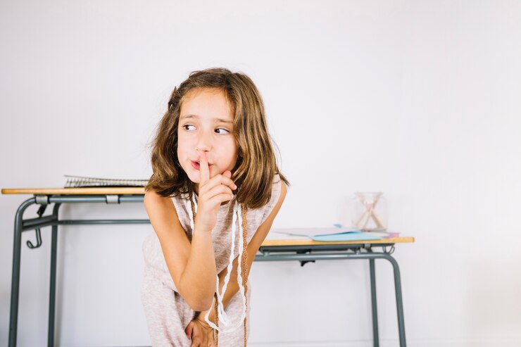 Foto grátis menina engraçada que mostra um gesto de silêncio
