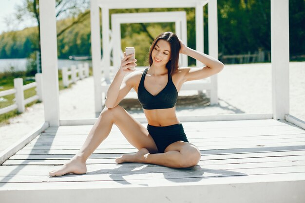 Menina ensolarada na praia