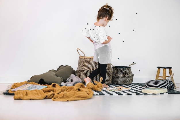 Foto grátis menina escolhendo brinquedos da cesta