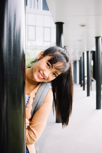 Foto grátis menina escondida atrás da coluna