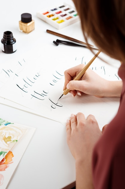 Foto grátis menina escrevendo caligrafia em cartões postais. design de arte.