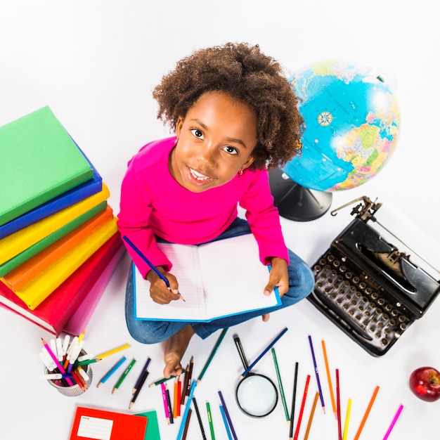 Foto grátis menina, escrita, em, caderno, em, estúdio