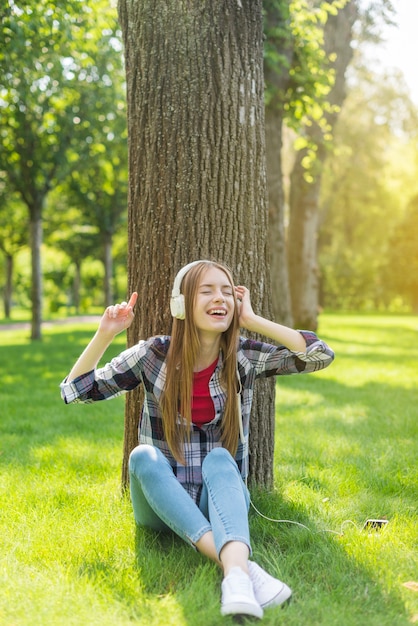 Foto grátis menina, escutar música, branco, fones ouvido