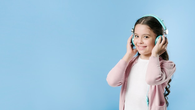 Menina, escutar música, com, fones, em, estúdio