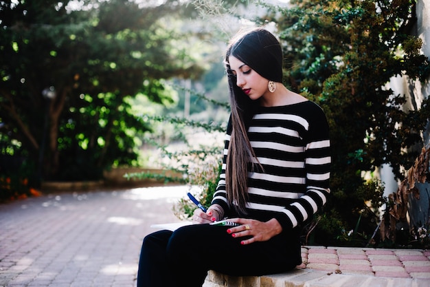 Foto grátis menina estudando na natureza