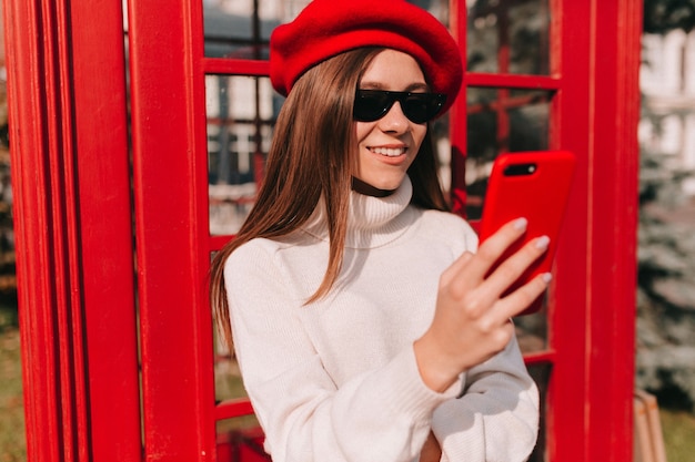 Menina eurepeana fantástica com cabelo comprido e boina francesa