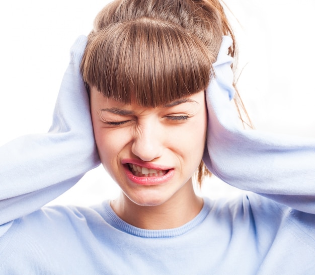 Foto grátis menina expressivo cobrindo as orelhas