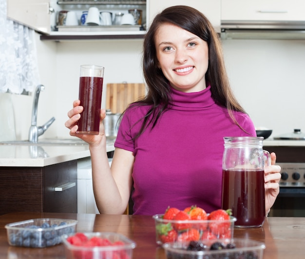 Menina fazendo bebidas frescas com bagas